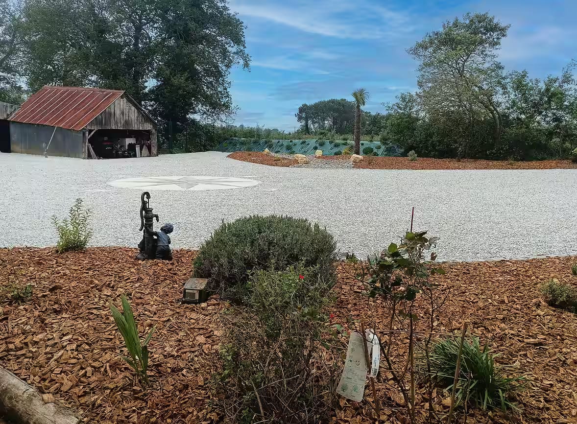 réalisation d'un terrassement avec rose des vents parterre paysager