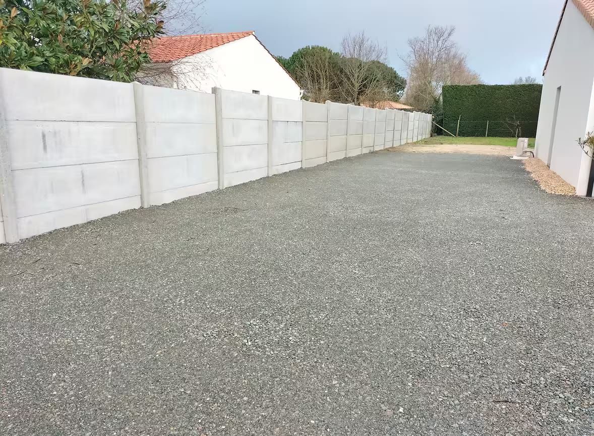 Pose d'une clôture en béton