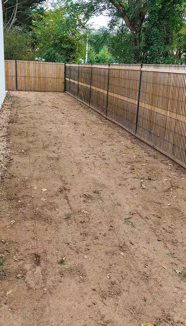 Pose de clôture rigide avec occultant bois