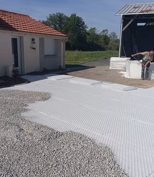 creation-paysagere-soullans terrassement avec pose de stabilisateur gravier nid d'abeille