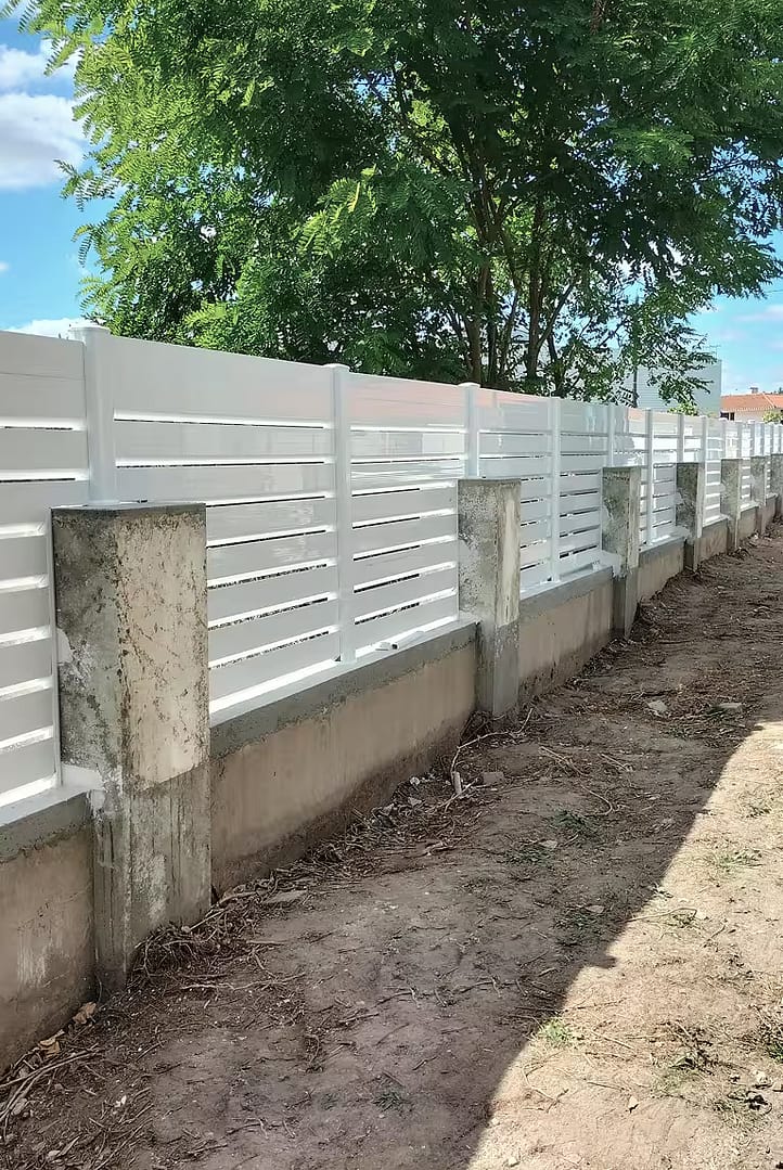 Pose d'une clôture PVC