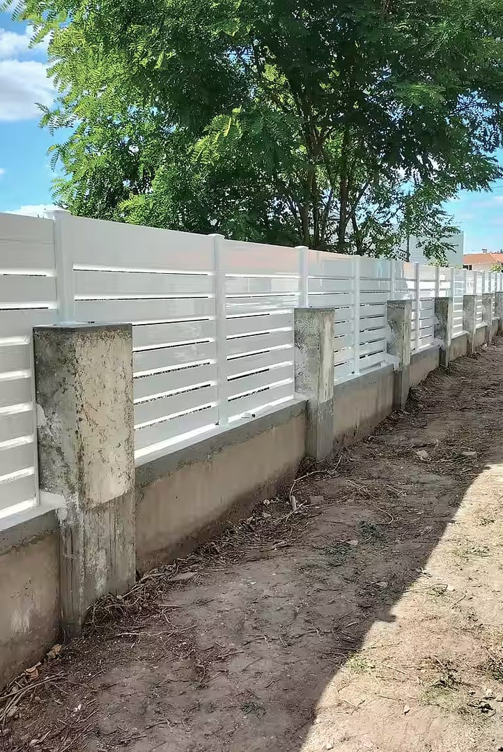 pose d'une clôture en pvc sur mur existant