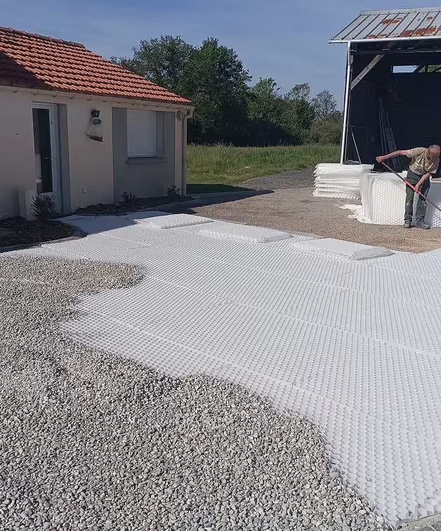 creation-paysagere-soullans terrassement avec pose de stabilisateur gravier nid d'abeille
