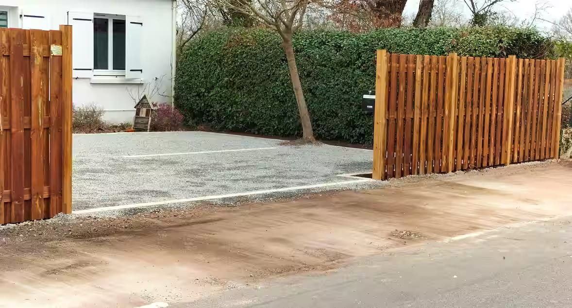 pose d'une clôture et réalisation d'un terrassement